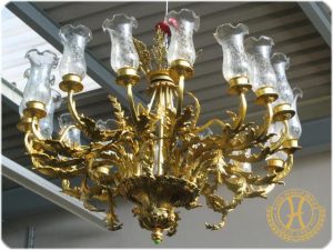 18 - Flammiger Lüster in Barock Stilform