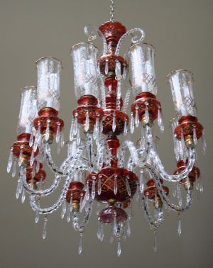 Roter Glasluster in arabischen Charakter