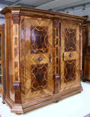 Barocker Hallenschrank