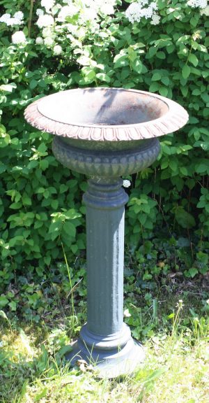 Jardiniere auf Säule