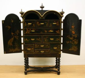 Chinoiser Kabinettschrank