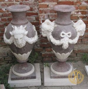 Ein Paar (2) Ziervasen aus verschiedenfarbenem Marmor