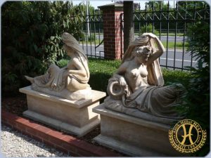 Ein Paar liegende Parkfiguren, Brückenfiguren