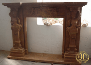 Figurale Kamineinfassung