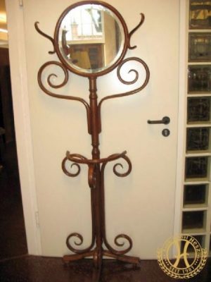 Garderobe aus Bugholz, 20. Jahrhundert