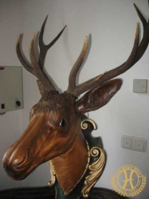 Geschnitztes Hirschhaupt als Jagdtrophäenträger um 1900