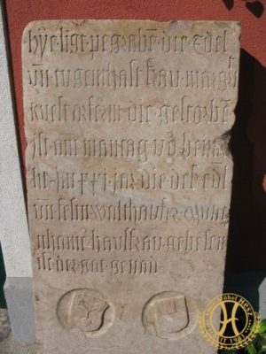 Gotisch Grabplatte aus rotem Adneter Marmor