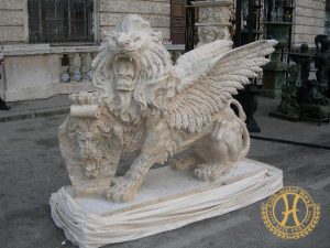 Imposanter Wappenlöwe