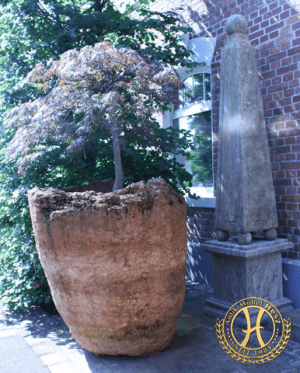 Imposantes Natursteinbecken