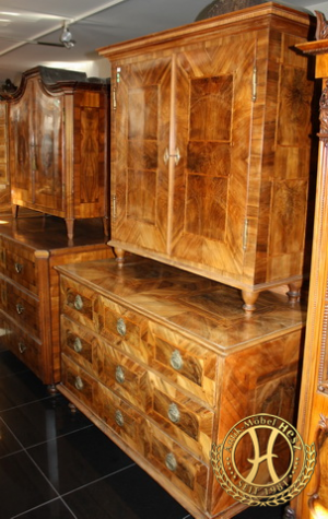 Josefinische Aufsatzkommode