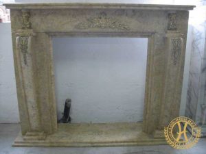 Kamineinfassung aus beigem Marmor