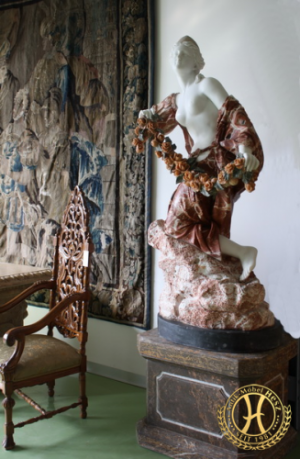 Marmorfigur, Dame mit Rosengirlande