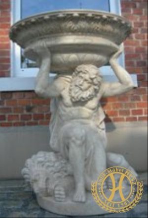 Marmorfigur trägt Schale