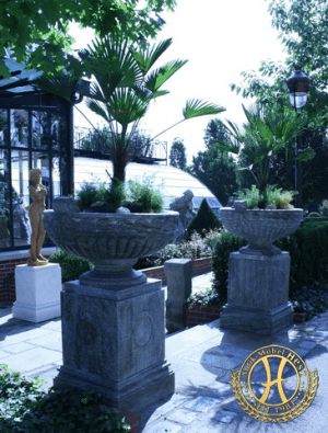 Marmorschale auf Podest