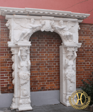 Monumentales Marmorportal