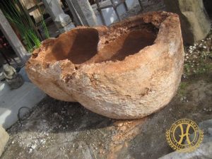 Naturgeformtes Becken aus Kalkstein