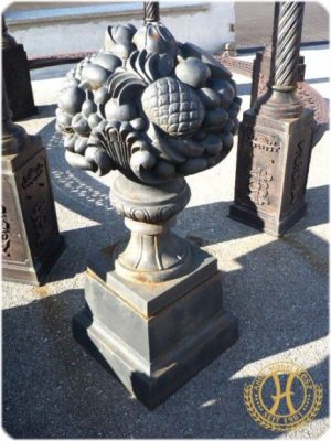 Prunkschale mit Früchten