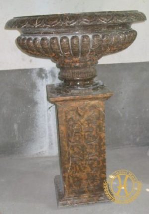 Prunkvolle Blumenjardiniere mit Podest im Barockcharakter