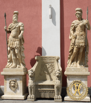 Römerfiguren auf Podest