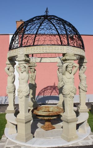 Sandstein Pavillon mit figuralen Säulen