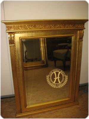 Spiegel im Empire Charakter