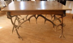 Tisch, Beine aus Geweihstangen um 1900