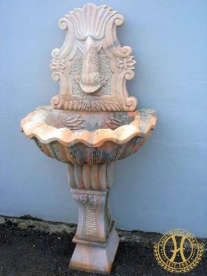 Wandbrunnen mit Fisch als Wasserspeier