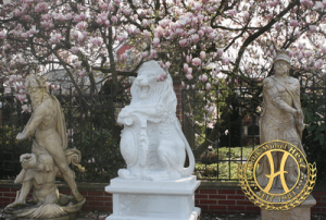 Wappenlöwe auf Podest