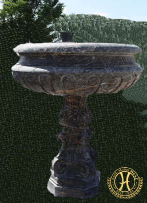 Weihwasser- Taufbecken in barocker Form.