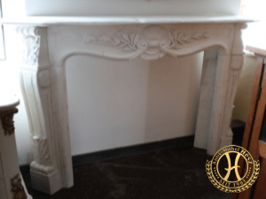 Weiße Marmrokaminumrandung in braockem Stil