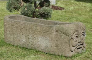 asiatischer Steintrog